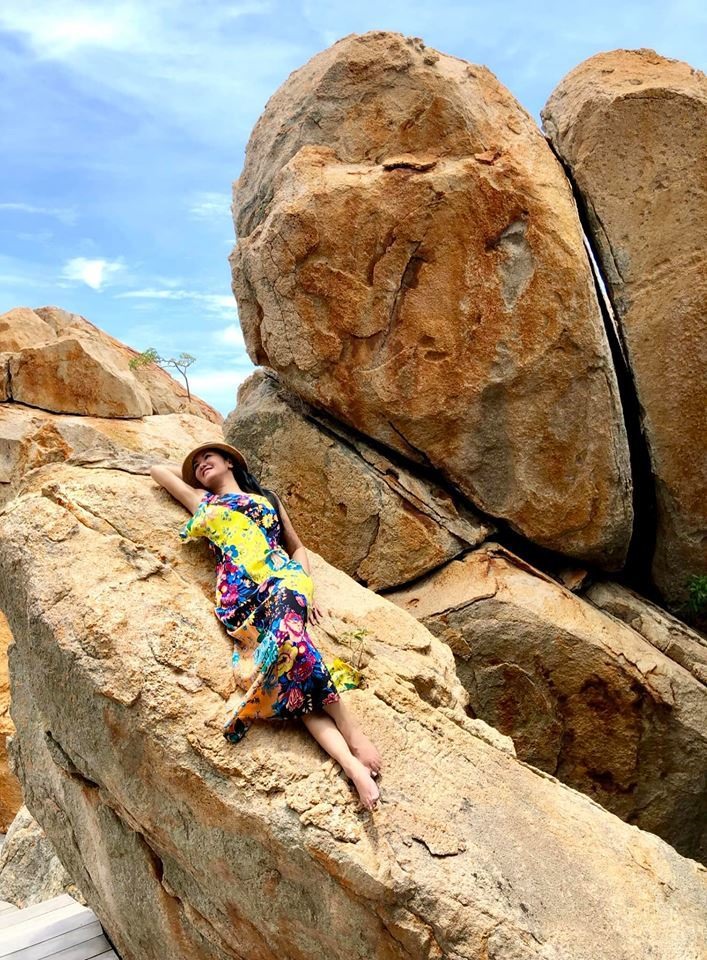 Hồng Nhung thư giãn trong kỳ nghỉ dưỡng.