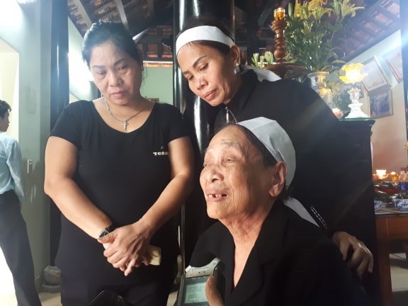 Bà Lê Thị Xoan (em gái Đại tướng Lê Đức Anh) rưng rưng nước mắt, nhớ về những kỷ niệm với anh trai.