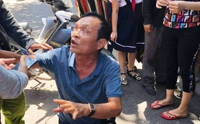 Tài xế quỳ gối xin lỗi nạn nhân sau khi tông trực tiếp vào đội khiêng quan tài đám tang làm 4 người chết ở Bình Định (ngày 11.4). Ông này khai đã sử dụng bia rượu trước đó.
