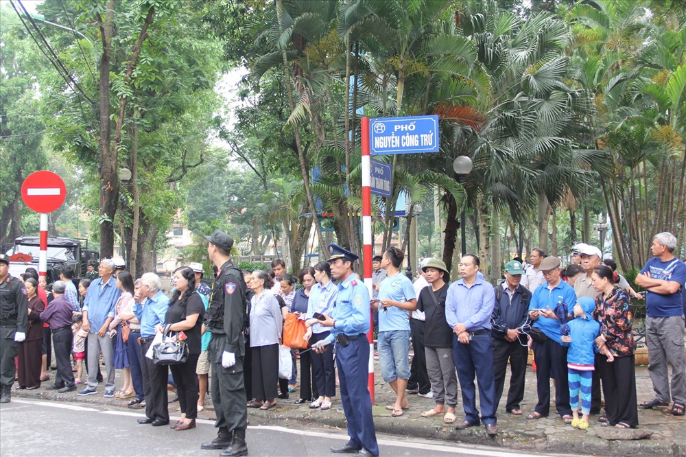 Người dân tập trung bên các tuyến đường có đoàn xe tang đi qua, tiễn đưa Đại tướng Lê Đức Anh.