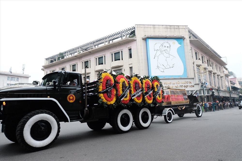 Đoàn xe tang di chuyển trên phố Tràng Tiền