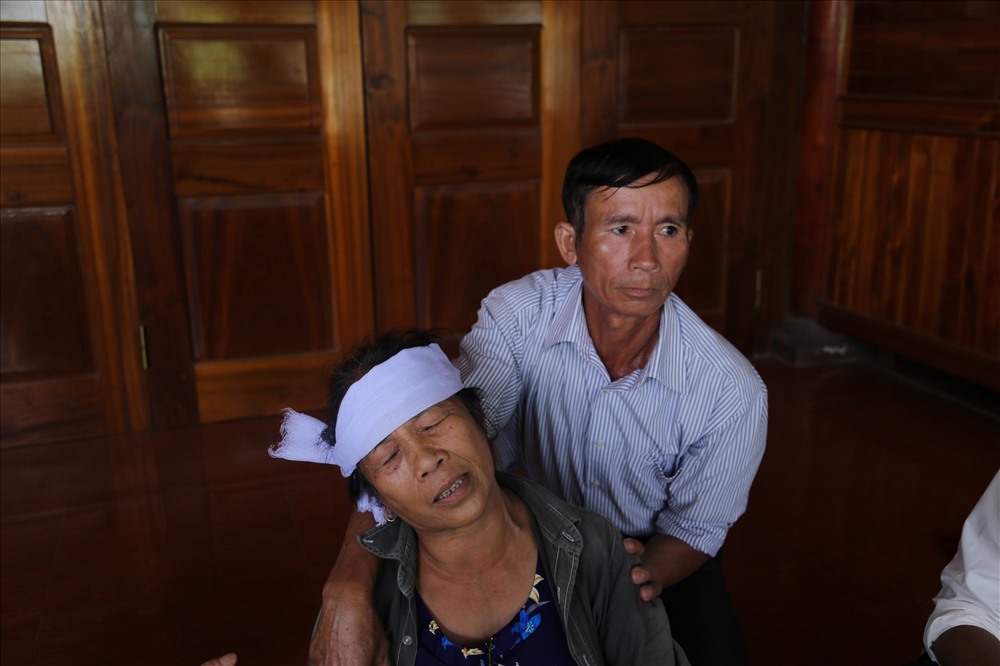 Người thân đau buồn trước cái chết của sản phụ