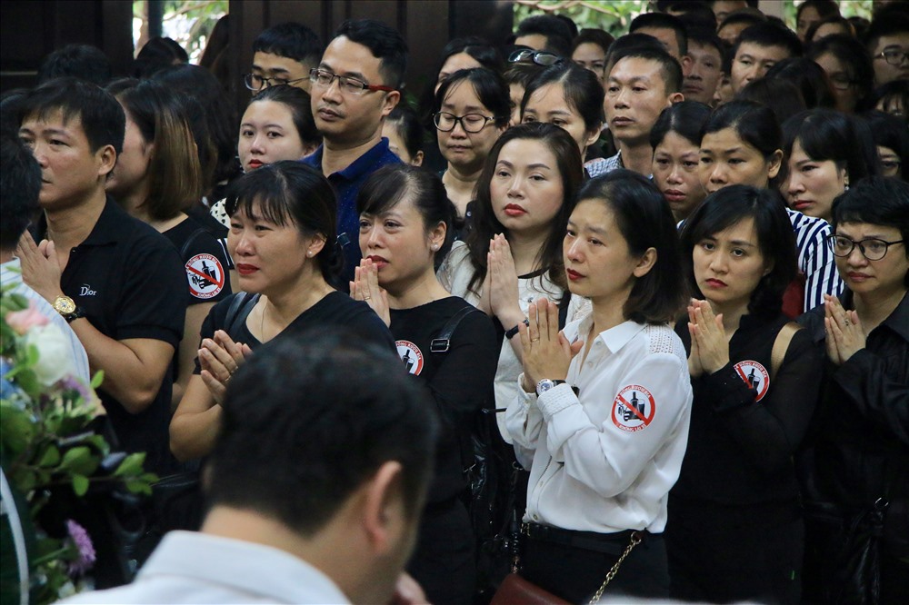 Hàng nghìn người đến viếng chị Quỳnh.