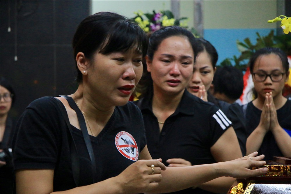 Bạn bè khóc thương cô giáo Quỳnh.