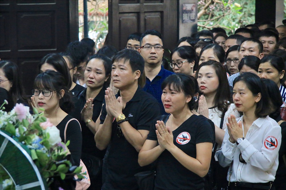 Nhóm THPT 91-94 Hà Nội tới dự lễ tang chị Quỳnh và mang theo thông điệp “Đã uống rượu bia không lái xe”.