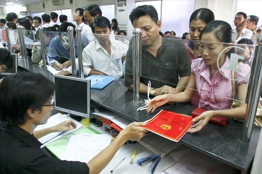 Công chức, người làm việc trong các cơ quan quản lý nhà nước tại TPHCM. Ảnh Lê Toàn.