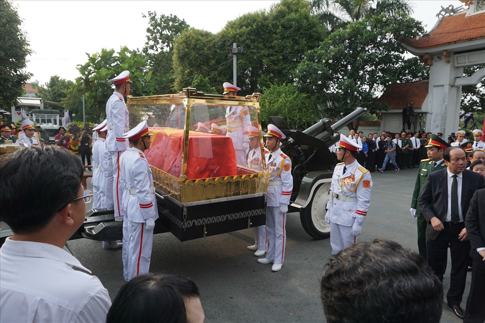 Đưa linh cữu Đại tướng Lê Đức Anh vào nơi an táng.
