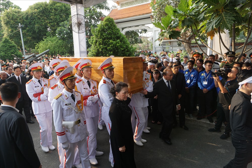 Chủ tịch Quốc hội Nguyễn Thị Kim Ngân và Thủ tướng Nguyễn Xuân Phúc đi đầu linh cữu đưa nguyên chủ tịch nước Lê Đức Anh về nơi an nghỉ cuối cùng.