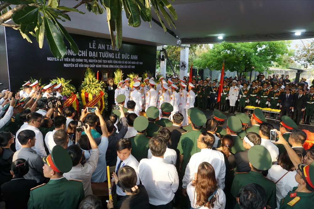 Giây phút tiễn biệt nguyên Chủ tịch nước, đại tướng Lê Đức Anh về nơi an nghỉ.