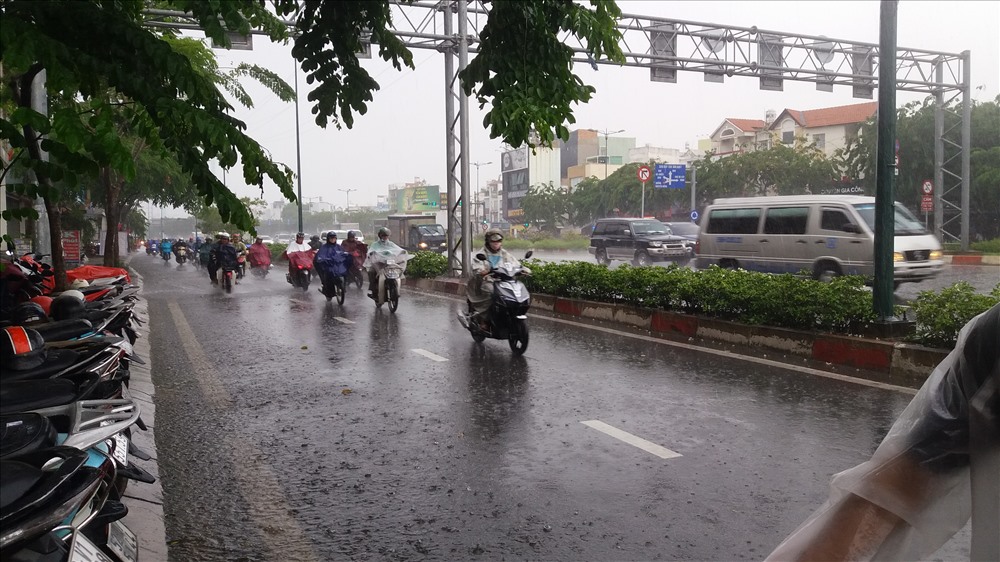 Mưa lớn kéo dài tại nhiều quận, huyện tại TP.HCM
