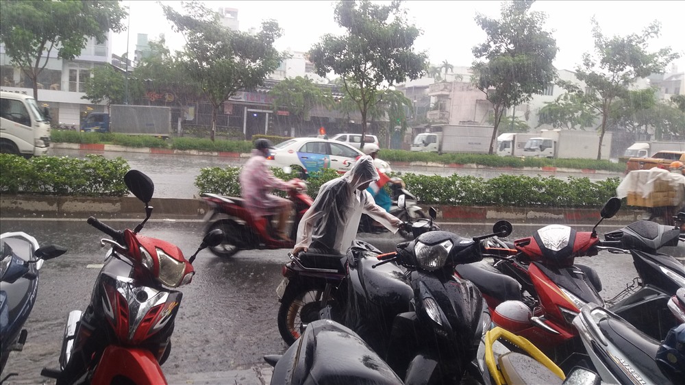 Mưa lớn kéo dài tại nhiều quận, huyện tại TP.HCM