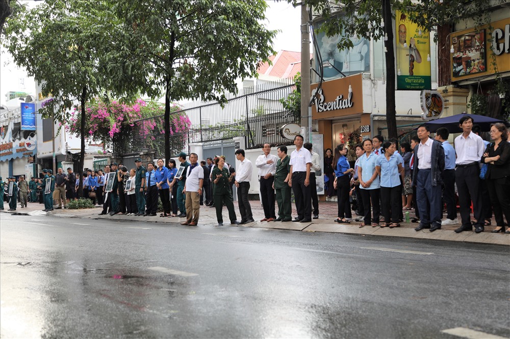 Hai bên đường, rất nhiều người dân chờ đón. Ảnh: Trường Sơn