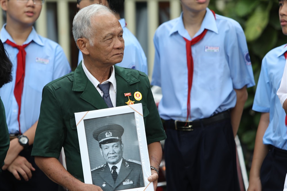 Nhiều người dân, cự chiến binh ôm di ảnh chở vị đại tướng của mình về ghé thăm nhà. Ảnh: Trường Sơn