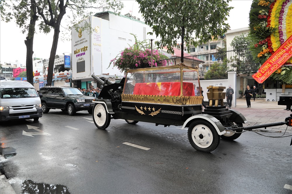 Xe chở linh xa dừng lại trước cổng ngôi nhà của nguyên Chủ tịch nước Lê Đức Anh trong chừng vài phút...Ảnh: Trường Sơn