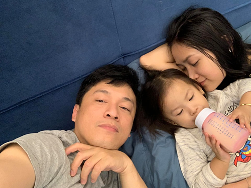 Lam Trường hạnh phúc bên vợ con.