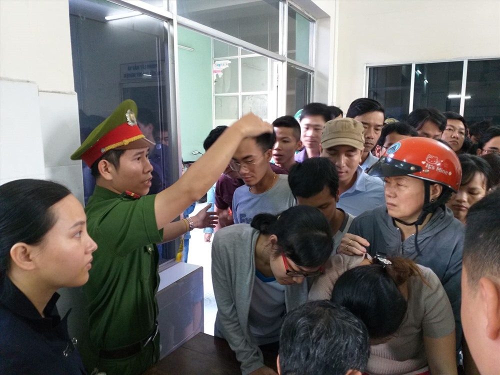 Lực lượng công an đã được tăng cường để giữ trật tự ở buổi tiêm chủng tại TP.Đà Nẵng. Ảnh: H.V