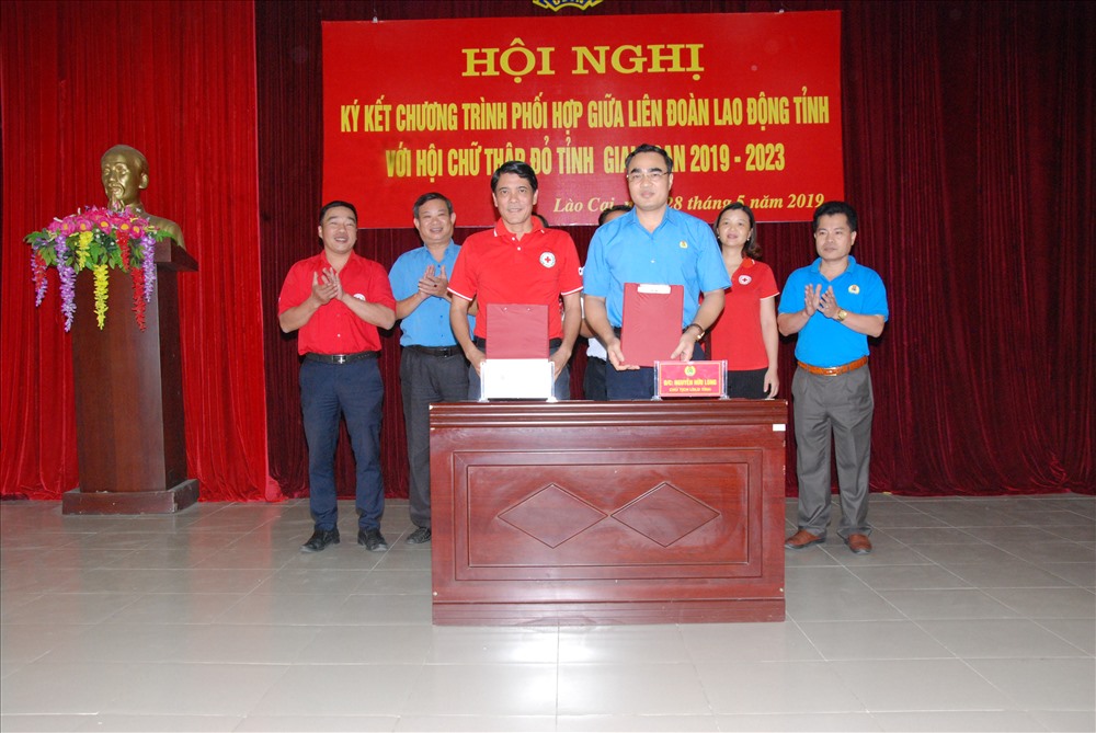 LĐLĐ tỉnh và Hội Chữ thập đỏ tỉnh ký kết chương trình phối hợp công tác nhân đạo, giai đoạn 2019-2023.