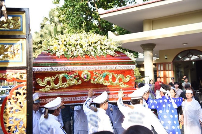Đúng 7h sáng, linh cữu của nghệ sĩ Lê Bình được đưa lên xe tang để di chuyển từ nhà tang lễ đến Bình Hưng Hoà.