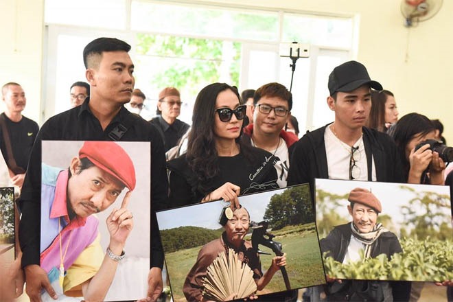 Từ 6h sáng, một số nghệ sĩ thân thiết với Lê Bình lúc sinh thời đã có mặt để nhìn mặt ông lần cuối.