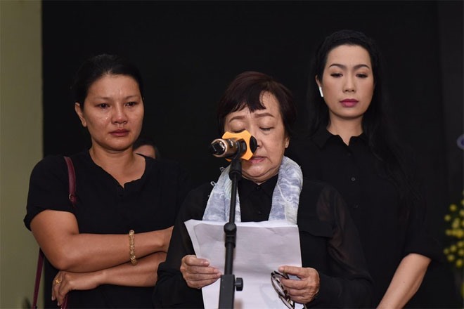 Bà Hồng Dung – Phó Chủ tịch Hội sân khấu TP.HCM đã thay mặt dàn nghệ sĩ Việt đọc điếu văn trong lễ truy điệu.