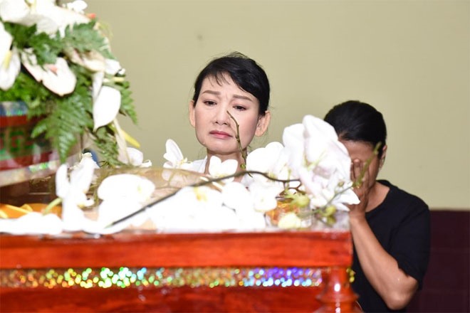 Nhiều nghệ sĩ khóc nghẹn khi nhớ về những ngày tháng từng làm việc chung với cố nghệ sĩ Lê Bình.