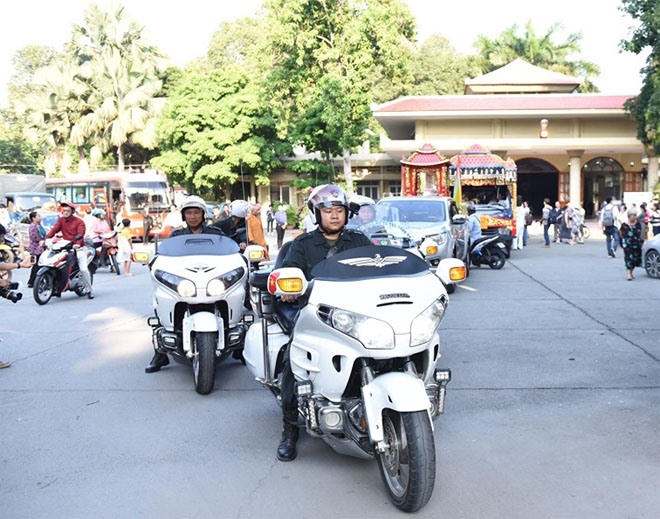 Nhóm xe mô tô được huy động dẫn đoàn, đưa linh cữu cố nghệ sĩ đến nghĩa trang Bình Hưng Hoà để làm lễ hoả táng.