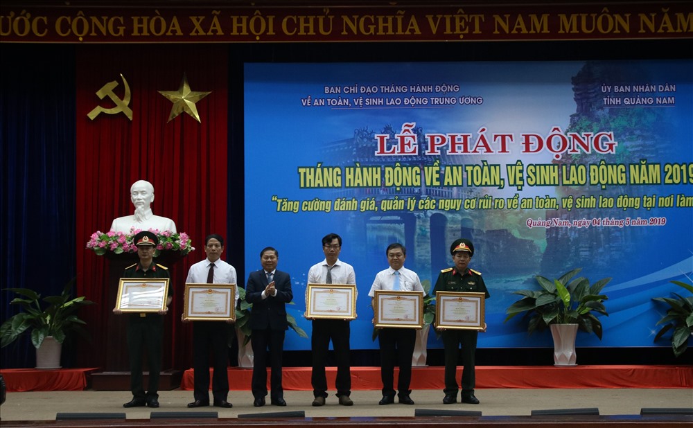 Thứ trưởng Lê Tấn Dũng trao tặng bằng khen của Thủ tướng Chính phủ cho các tập thể và cá nhân. Ảnh: Đ.V