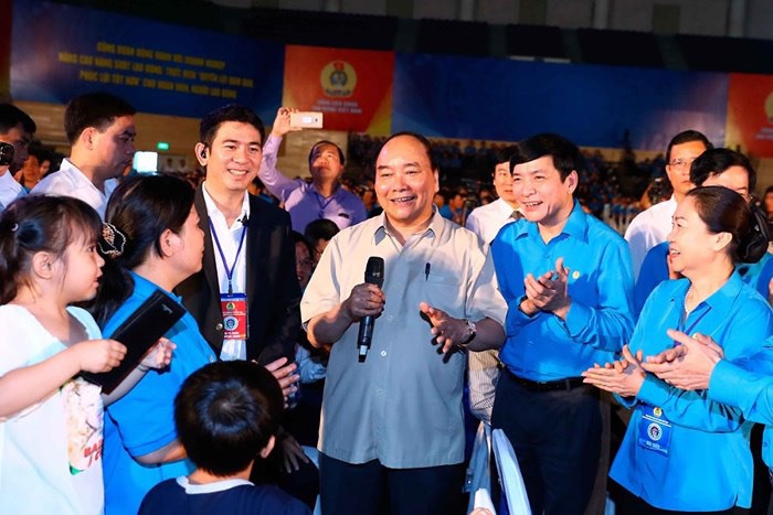Thủ tướng Chính phủ Nguyễn Xuân Phúc (giữa) và Chủ tịch Tổng LĐLĐVN Bùi Văn Cường gặp gỡ công nhân lao động khu vực Đà Nẵng.Ảnh: P.V
