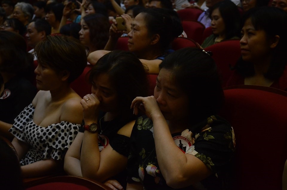 Nhiều người đã khóc khi những hình ảnh của chị Yến được chiếu trên màn hình.