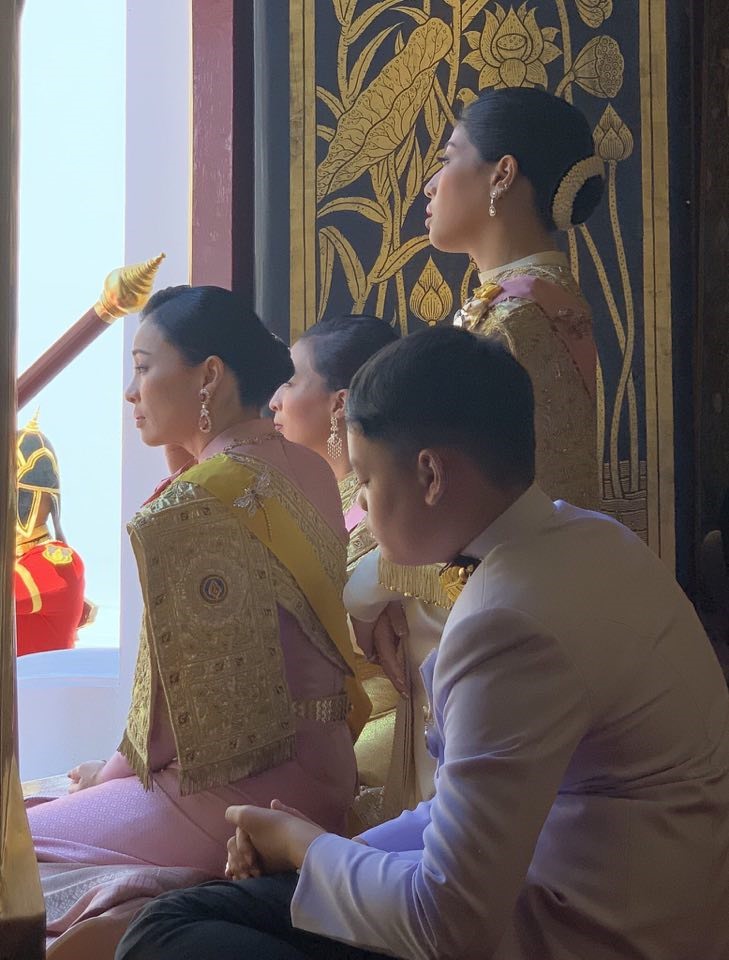Hoàng hậu và các công chúa, hoàng tử theo dõi nghi lễ tẩy trần. Ảnh: The Nation.