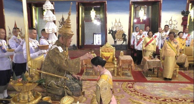 Nhà vua và hoàng hậu Thái Lan trong lễ lên ngôi ngày 4.5. Ảnh: The Nation.