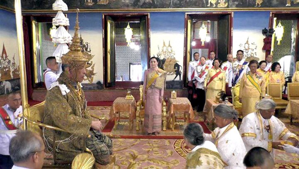 Nhà vua và hoàng hậu Thái Lan trong lễ lên ngôi ngày 4.5. Ảnh: The Nation.