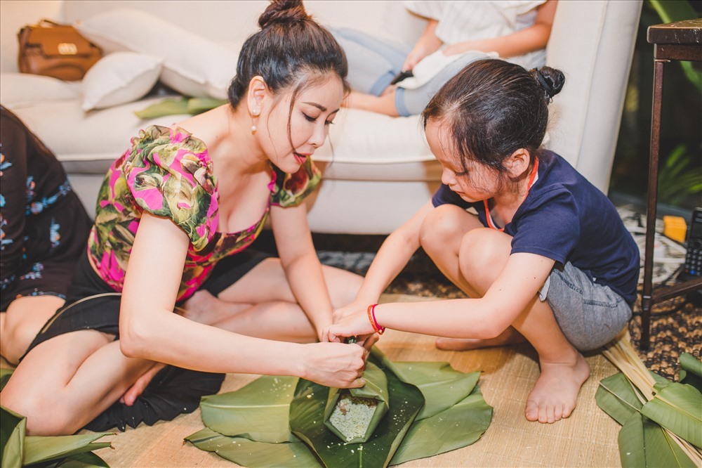 Hà Kiều Anh đang hướng dẫn con trai lớn của “cô Bống” gói bánh.
