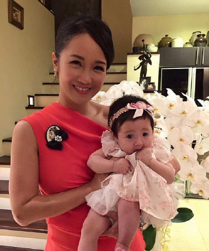 Hồng Nhung bế con gái của Hà Kiều Anh khi cô bé còn nhỏ.