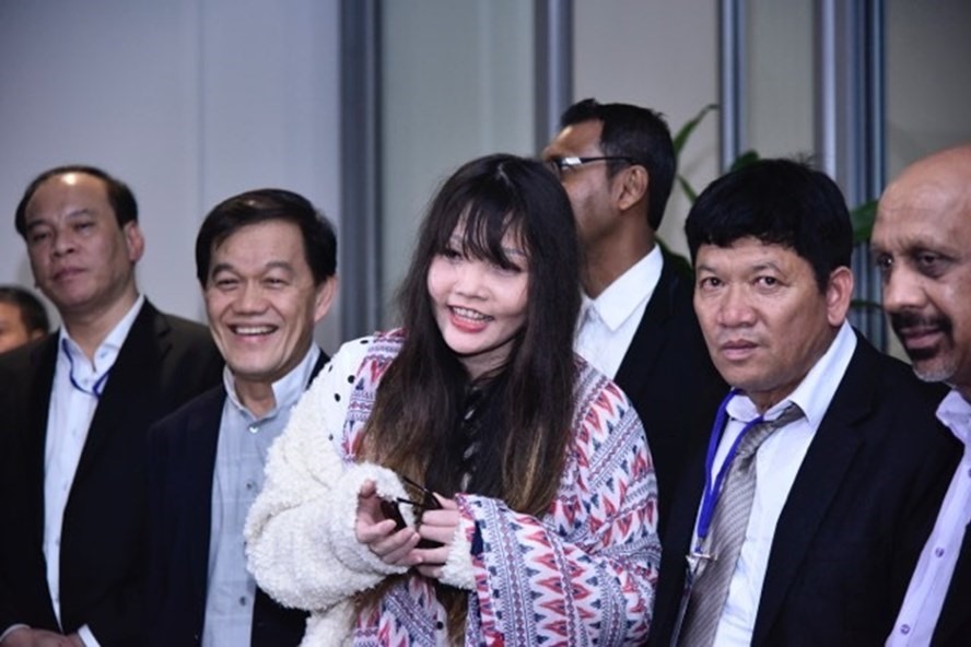 Đoàn Thị Hương tại sân bay Nội Bài tối 3.5. Ảnh: Hồng Nguyễn.