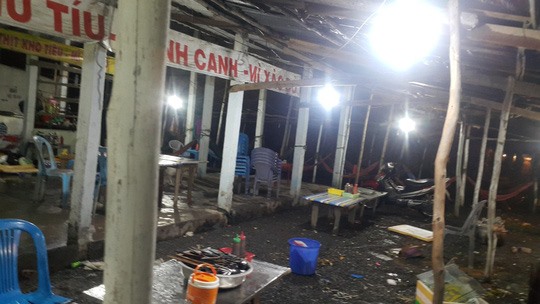 Quán Bảo Châu hư hỏng nặng khi bị đập phá.