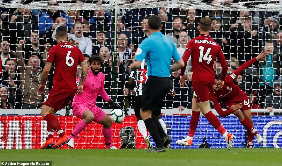 Atsu (áo sọc đen trắng) gỡ hòa 1-1. Ảnh: Reuters.