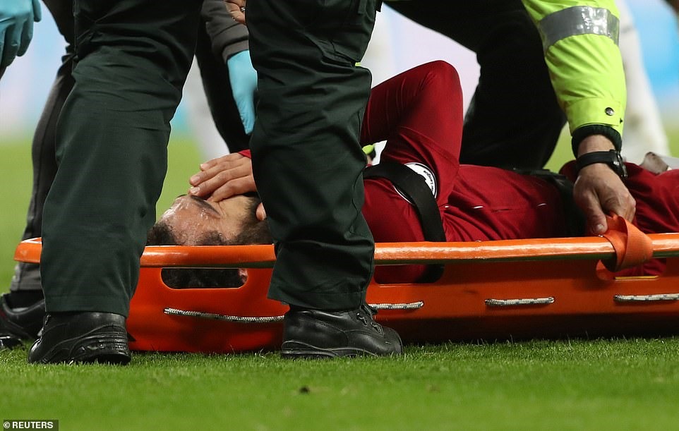 Tình huống khiến các CĐV Liverpool chết lặng. Ảnh: Reuters.