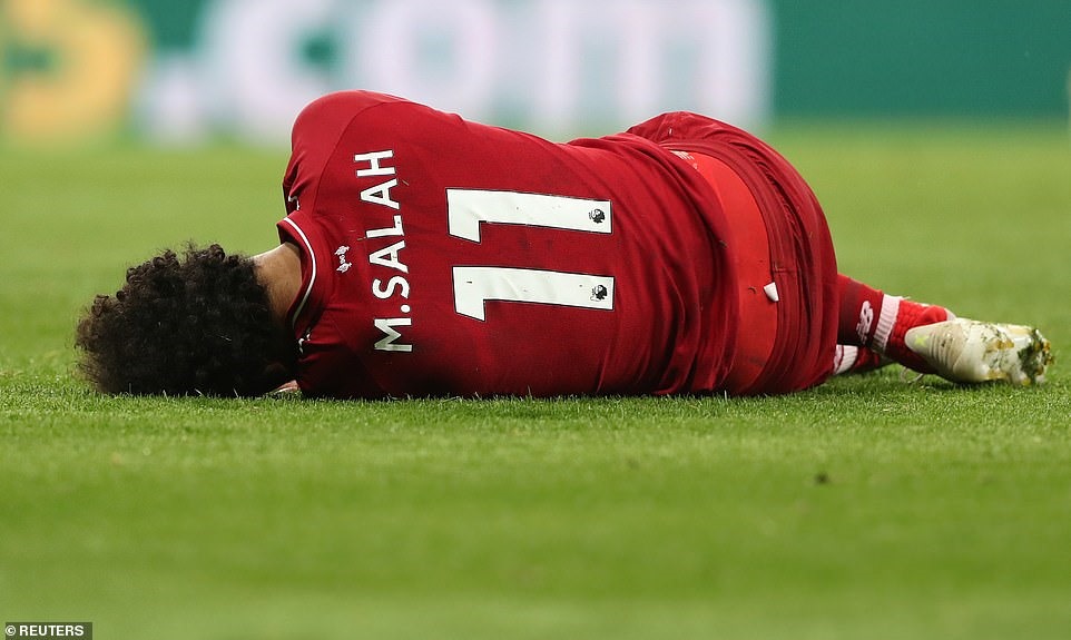 Tình huống khiến các CĐV Liverpool chết lặng. Ảnh: Reuters.