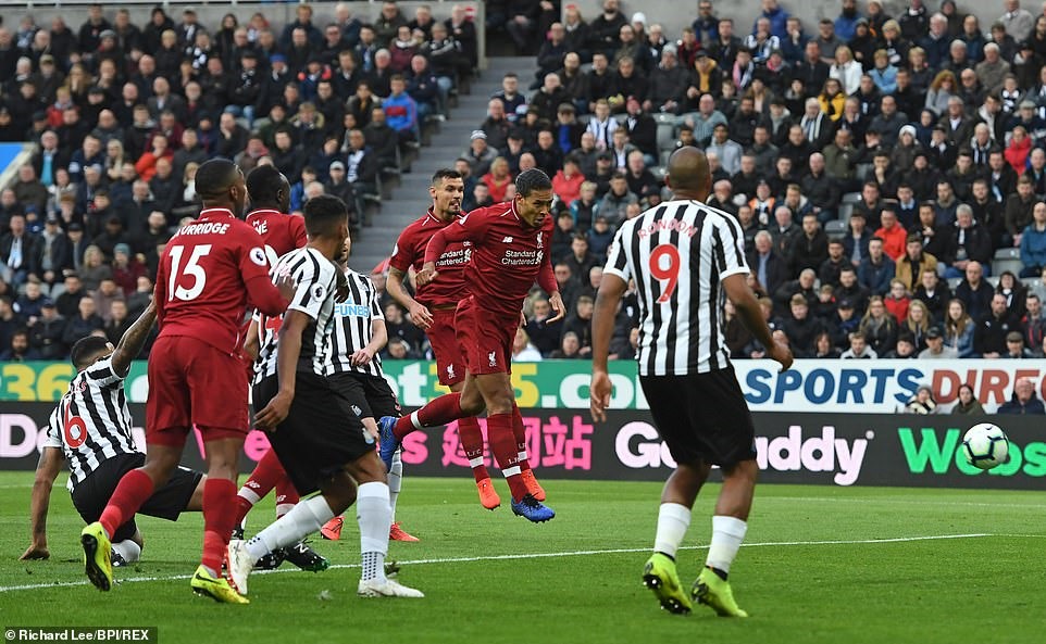 Van Dijk mở tỉ số. Ảnh: Getty & BPI.