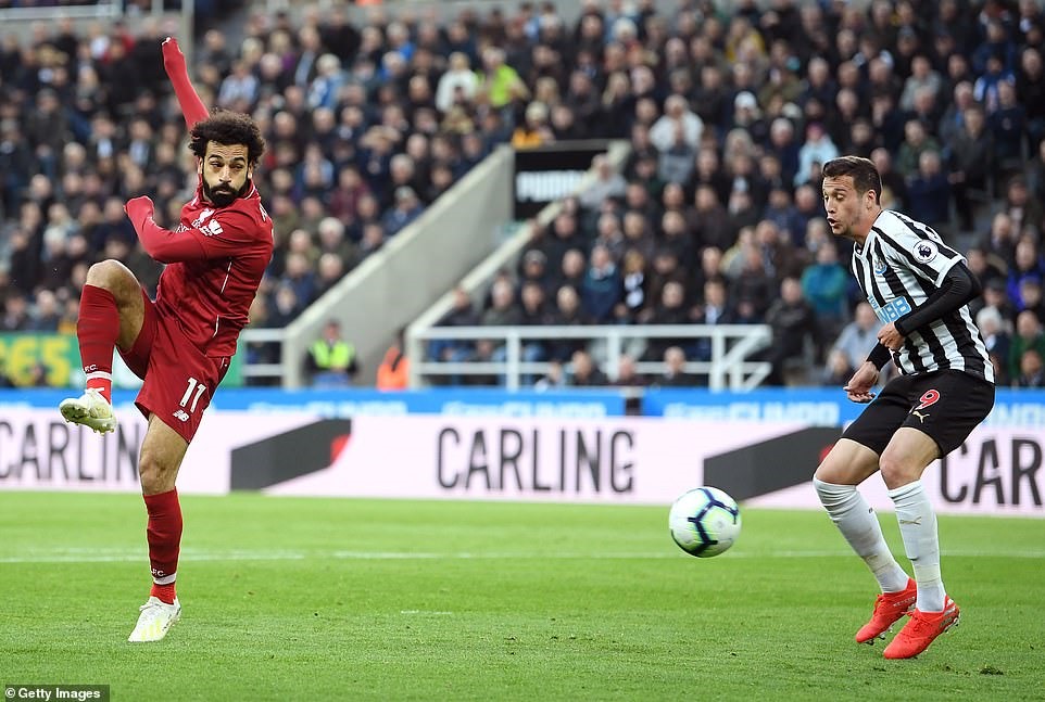 Salah tiếp tục đưa The Kop vượt lên. Ảnh: Getty.
