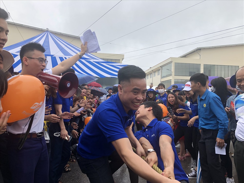 Công nhân tham gia kéo co tại ngày hội.