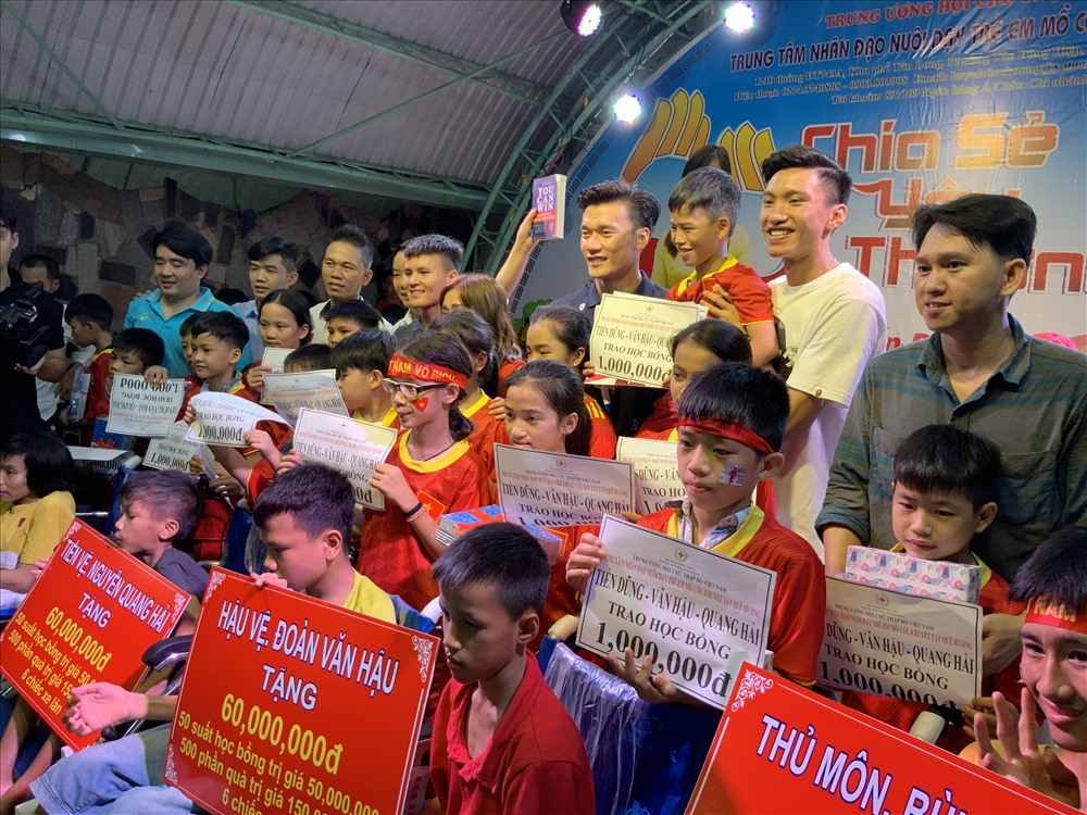 Cầu thủ trẻ xuất sắc nhất 2018 - Đoàn Văn Hậu ký tặng cuốn sách 'Không bao giờ là thất bại - Tất cả chỉ là thử thách'