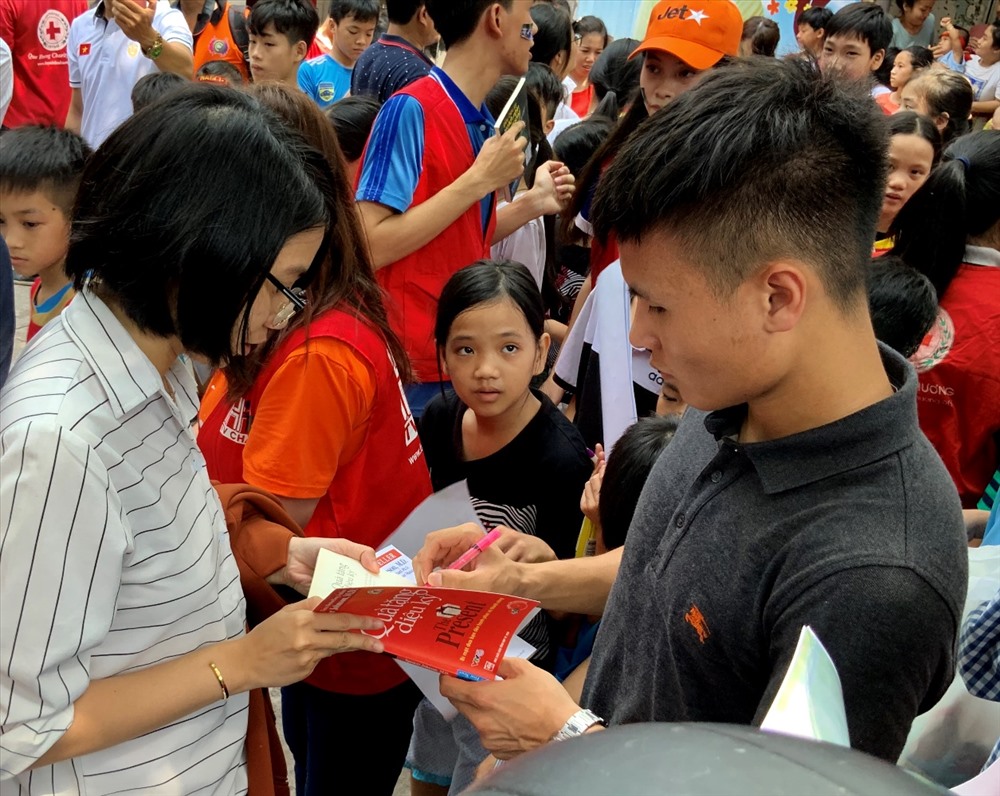 Vua đá phạt được mệnh danh là 'Messi Việt Nam' - Quang Hải ký tặng cuốn sách 'Quà tặng diệu kỳ'.