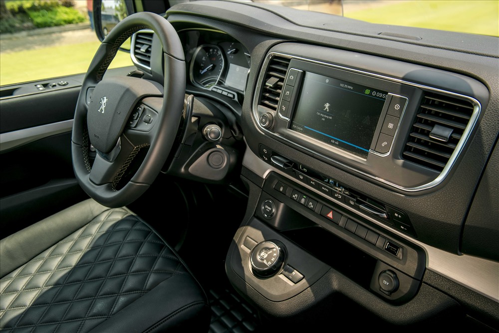 Nội thất xe Peugeot Traveller bản Premium