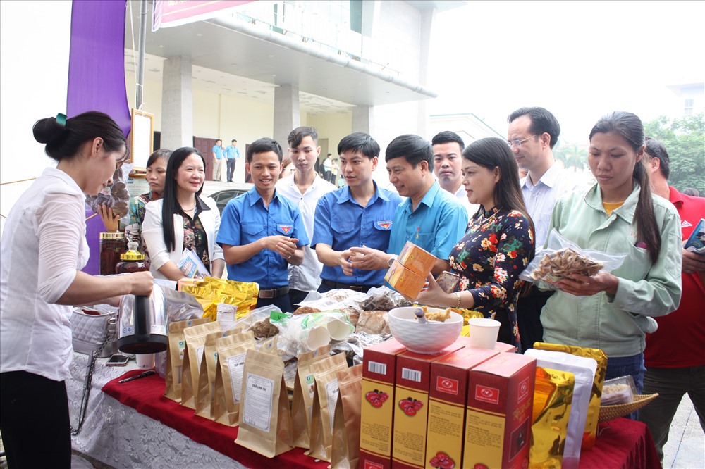 Lãnh đạo Tổng LĐLĐVN, UBND tỉnh và LĐLĐ tỉnh cùng đoàn viên, NLĐ thăm qua các gian hàng bán sản phẩm được hỗ trợ giá. Ảnh: Thu Nguyệt