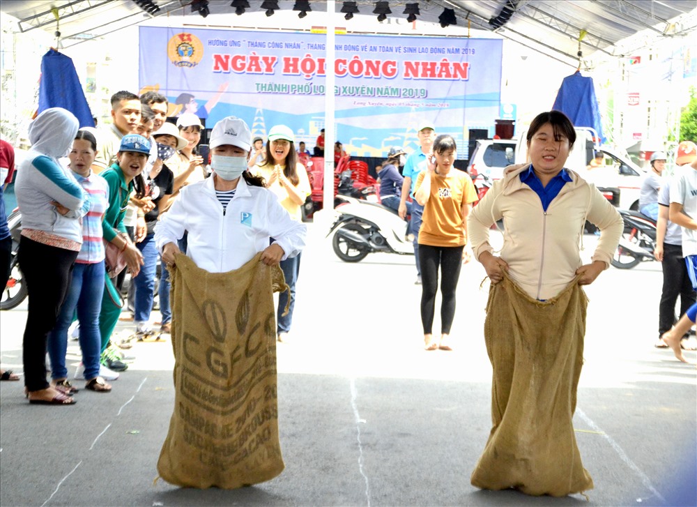 Nhảy bao bố. Ảnh: Lục Tùng