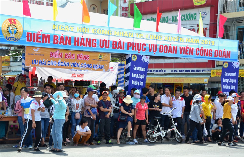 Gian hàng phục vụ đoàn viên giá ưu đãi bố trí ngay khu vực tổ chức sự kiện Ngày hội Công nhân. Ảnh: Lục Tùng
