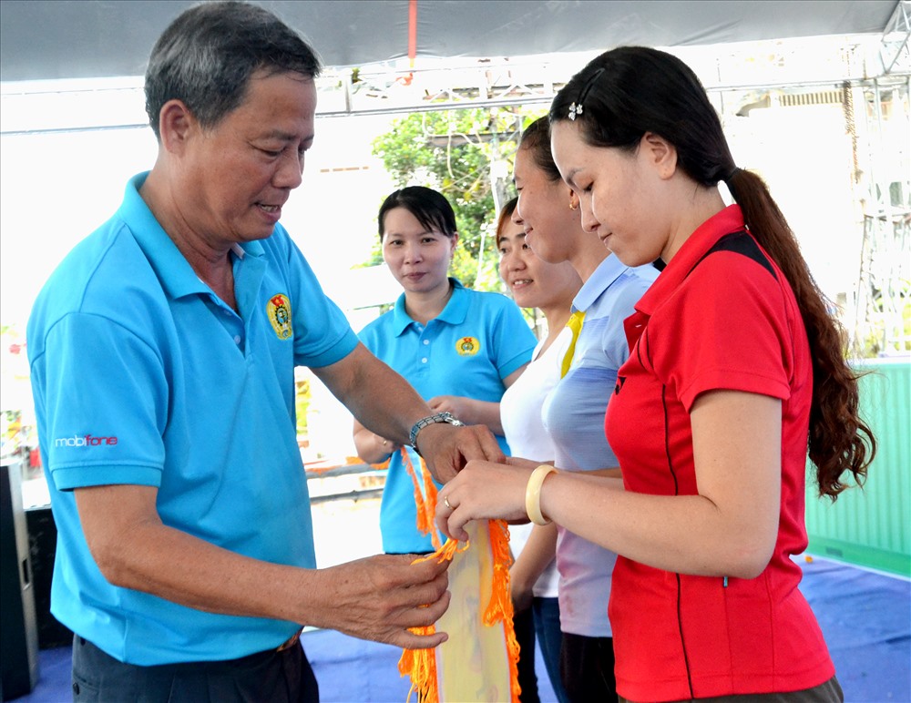 Trao thưởng cho các cá nhân đạt thành tích trong hoạt động thể thao. Ảnh: Lục Tùng