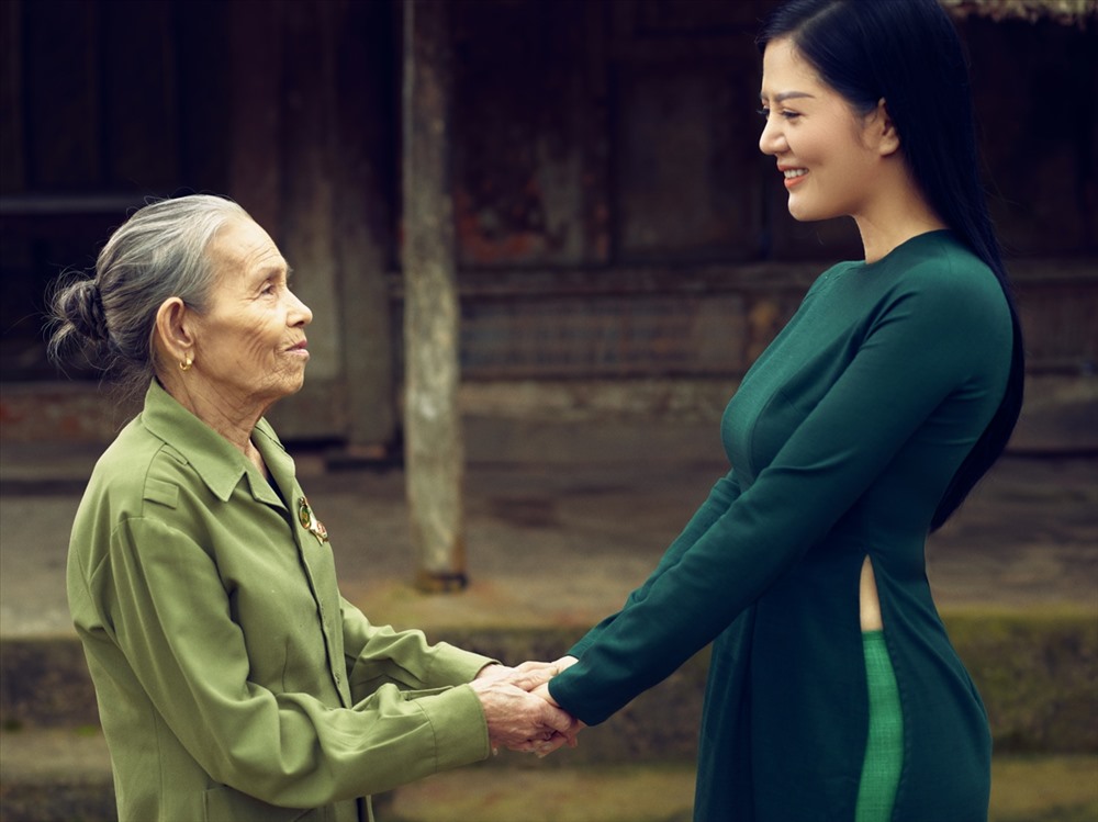 Đinh Hiền Anh mời chứng nhân lịch sử tham gia góp mặt trong MV “Truông Bồn“. Ảnh: NVCC.